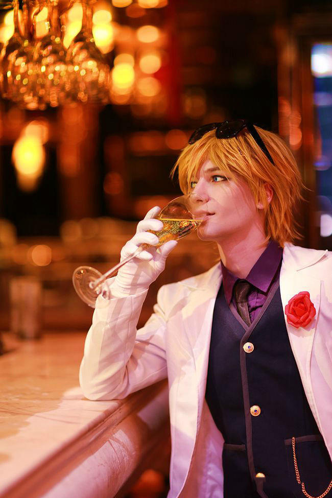 lol光执事伊泽cos:乌克兰帅哥的完美演绎